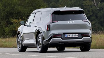 Kia EV9 set forfra, mens den kører på landevej