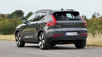 Volvo EX40 set bagfra, mens den kører på landevej