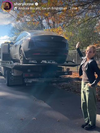 Sheryl Crow vinker farvel til sin Tesla