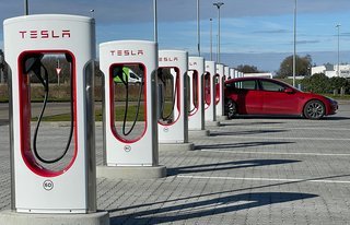 Tesla har nu 24 ladeparker i Danmark.