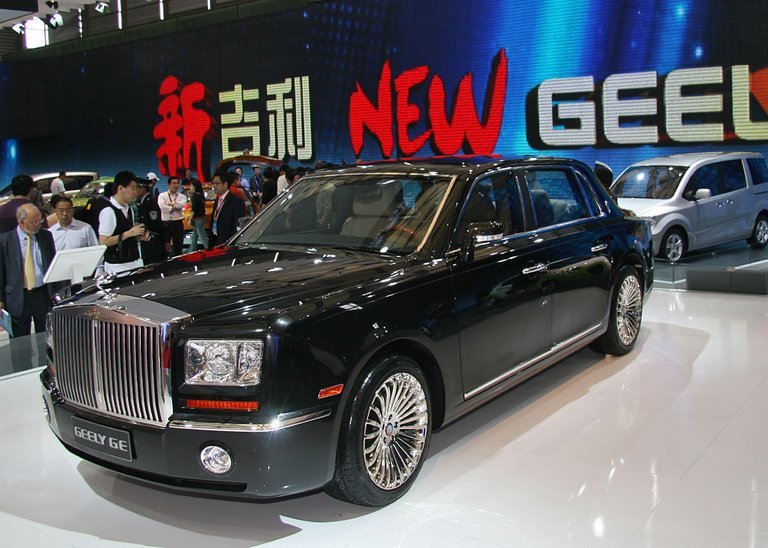 Rolls-Royce-kopien GE er en af Geelys mest markante biler. Geely producerer også en legal kopi af den klassiske London-taxi.
