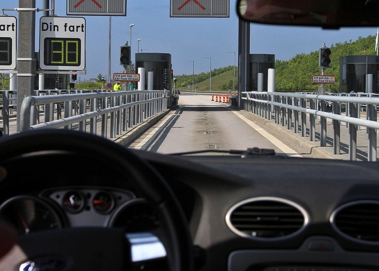 Hvis man kører over 40 km/t. gennem betalingsanlægget, sænker "faldlemmen" sig. Det er dog muligt at få den op igen, hvis man straks sænker farten.