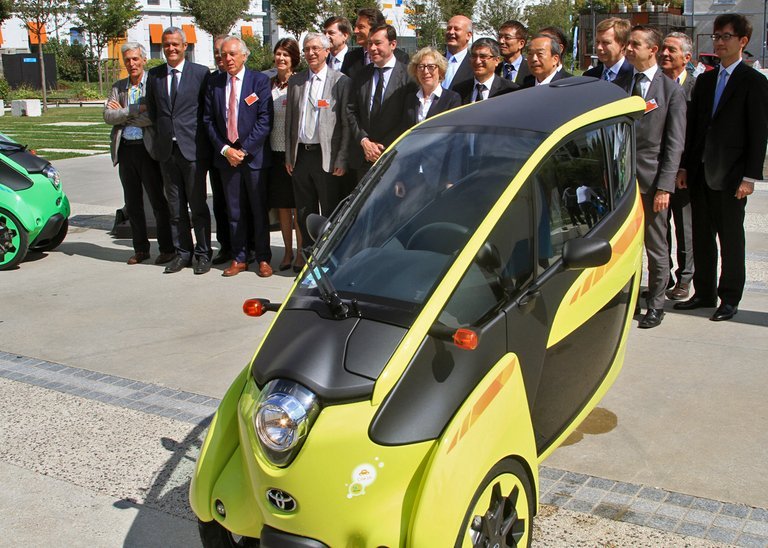 Det lille eksperiment i Grenoble tillægges meget stor betydning af Toyota. Verdens størset bilkoncern havde sendt sin bestyrelsesformand, og blandt andre honoratiores  var den franske forskningsminister.  Fotos: Torben Arent, FDM