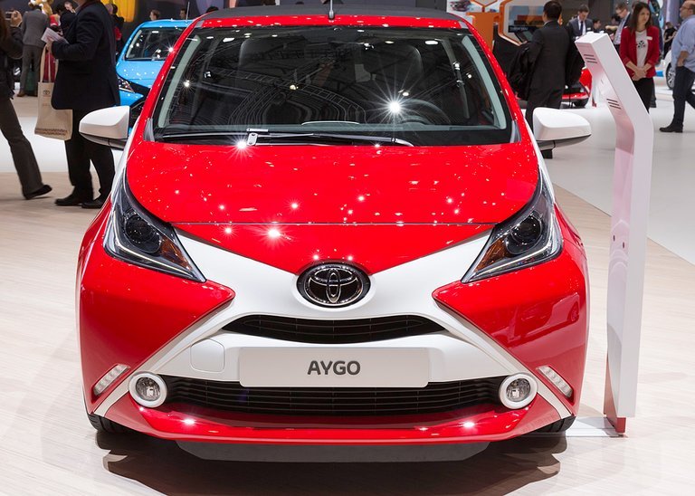 Toyota Aygo har et unikt system, hvor udvendige paneler kan fås i mange farver - og ændres efterfølgende. Det hvide kryds her er den udskiftelige del.