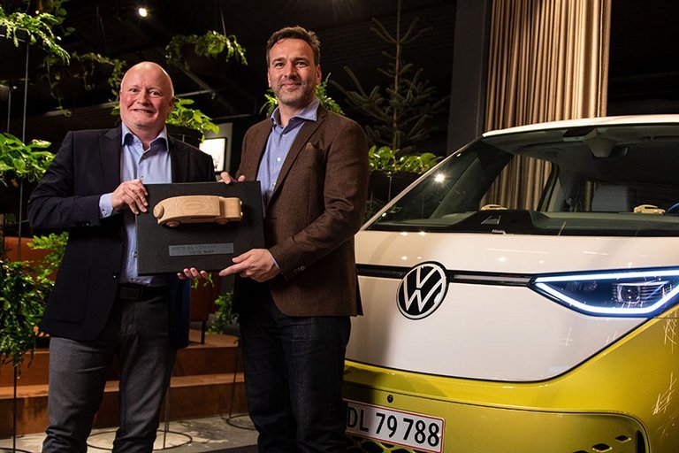 Formanden for Danske Motorjournalister, Karsten M. Lemche (t.h.)  overrækker hæderen til direktøren for Volkswagen Danmark, Michael Eberling.