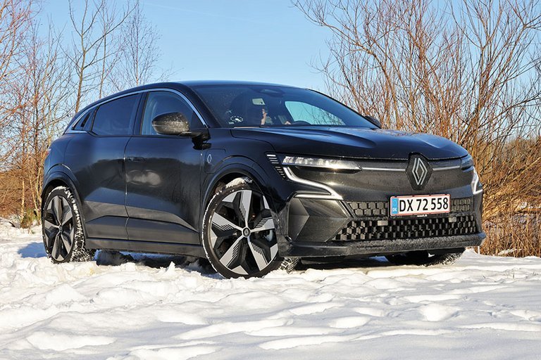 Renault Megane holder i sne