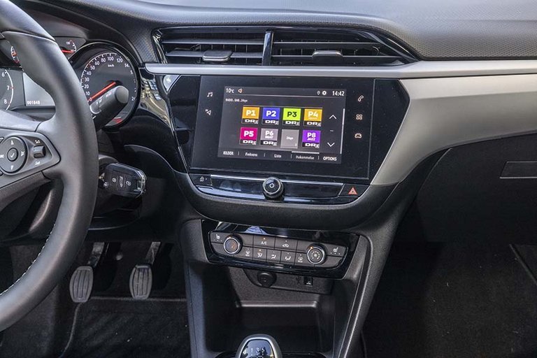 Stor skærm i kabinen på Opel Corsa