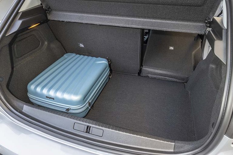 Bagagerum i Opel Corsa med blå kuffert