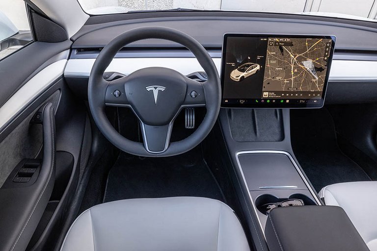Indretningen i Tesla Model 3 er meget spartansk. Få knapper og en stor trykskærm bruges til at betjene bilens funktioner. 