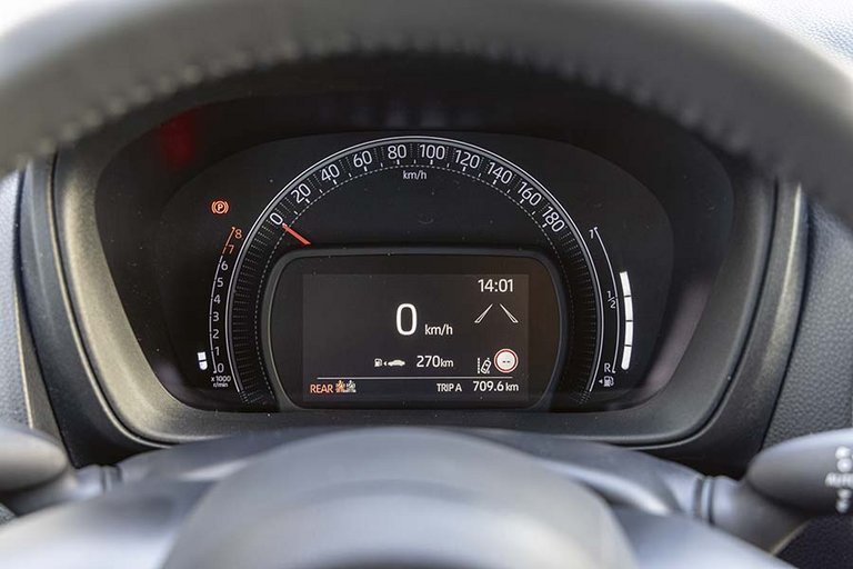 Speedometer i Toyota Aygo X