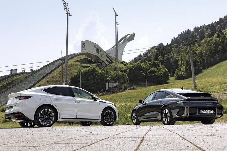 Skoda Enyaq Coupé og Hyundai Ioniq 6 holder ved skihopbakken i Garmish-Partenkirchen. 