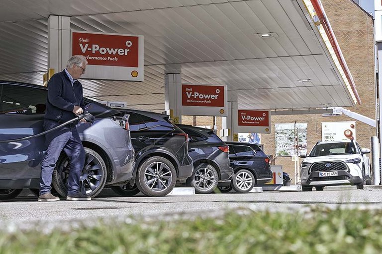 Biler er ved at blive fyldt op på en tankstation