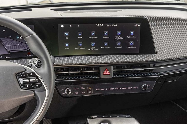 Skærmen i midten er flot integreret i skærmen foran rattet, så de tilsammen danner et buet panel. 