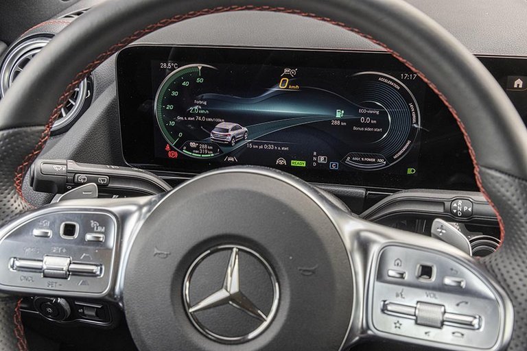 Foran rattet er der en stor skærm, der giver mange nyttige oplysninger om kørslen. 