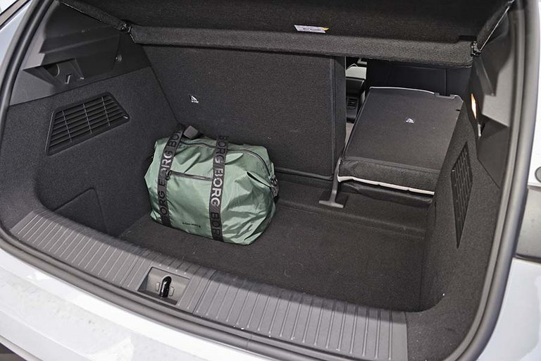 Bagagerummet i en Renault Megane E-Tech med grøn taske i.