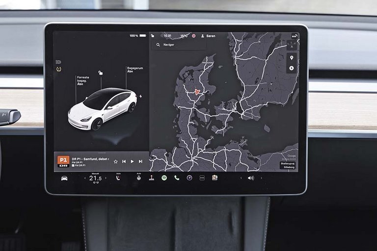 Stor skærm i en Tesla Model 3.