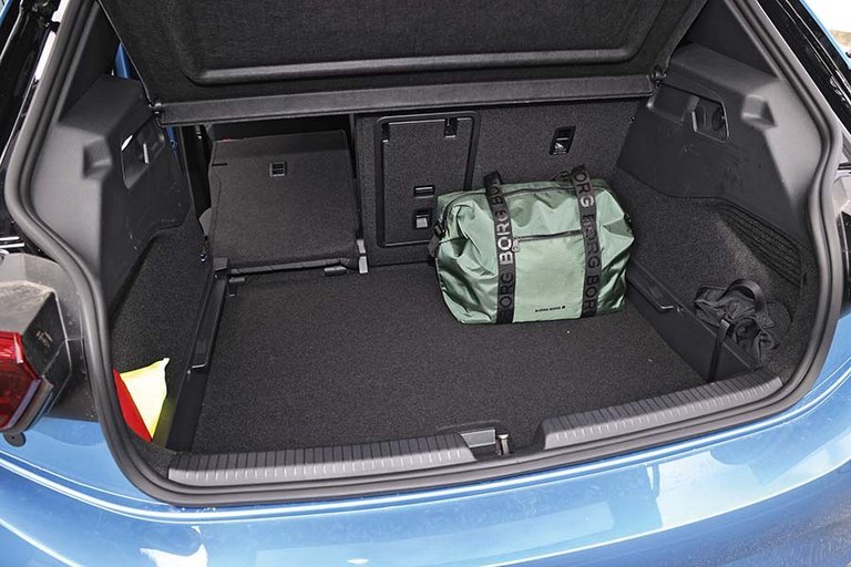 Bagagerum med grøn taske i en VW ID.3.