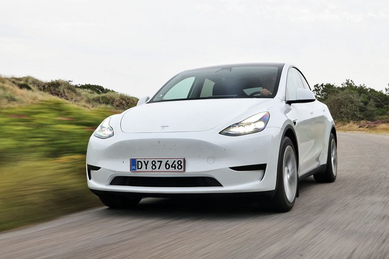 Tesla Model Y set forfra, mens den kører