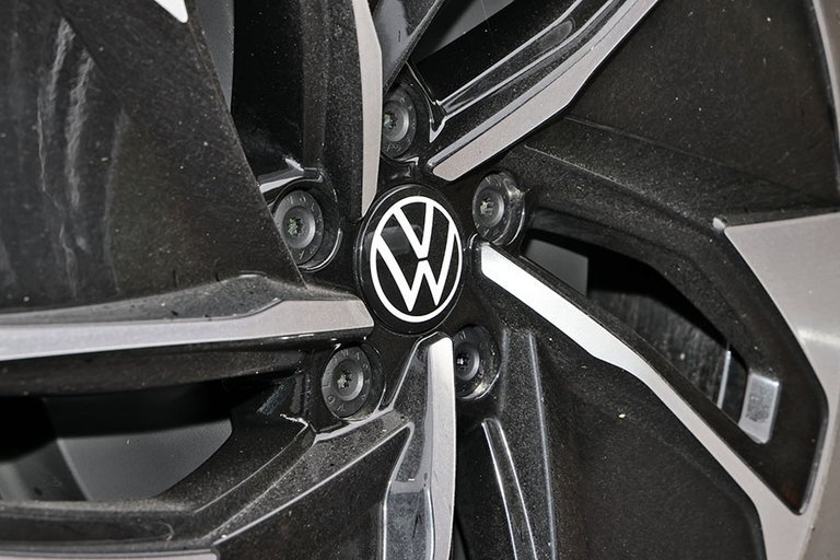 VW-logo midt i fælgen på en VW ID.4