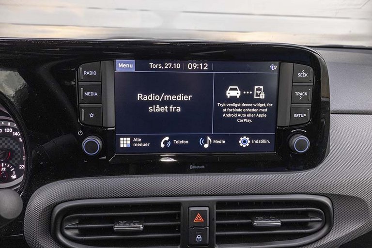 Den store integrerede skærm betjenes med et fingertryk og indeholder danske menuer. Der er DAB-radio, telefonstyring og trådløs Apple CarPlay eller Android Auto.
