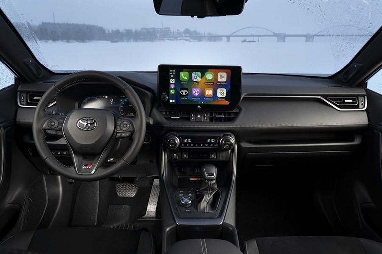 En af nyhederne i 2023-udgaven af Toyota RAV4 finder vi ved det digitale instrumenthus på 12” og den 10,5" store skærm i midten. 