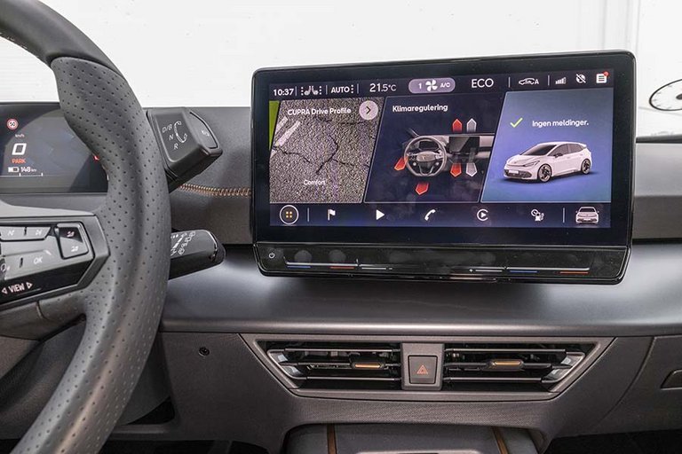 Skærmen er på 12 tommer og har navigation samt trådløs Android Auto og Apple CarPlay. 