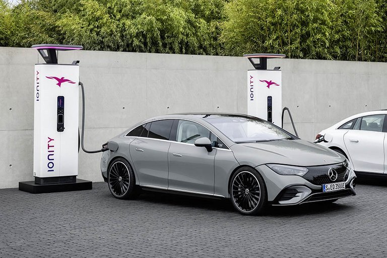 Mercedes-EQ EQE kan lade med op til 170 kW på en lynlader