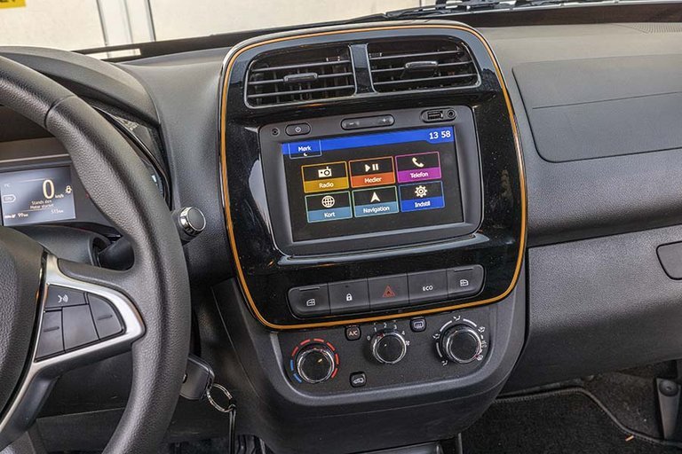 Skærmen i midten har blandt andet mulighed for at anvende Apple CarPlay eller Android Auto