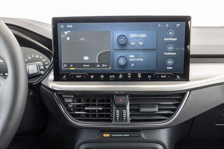 Den nye 13,2-tommerskærm indeholder bl.a. trådløs Apple CarPlay og Android Auto
