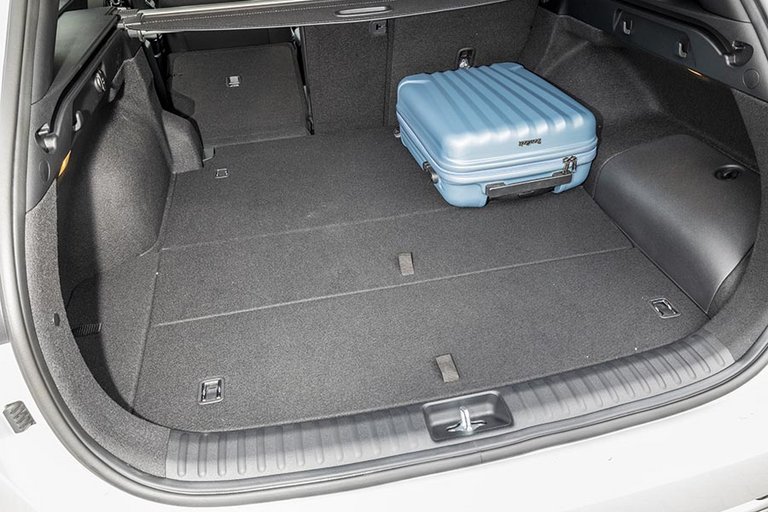 Hvor benzin/diesel-udgaverne af Kia Ceed stationcar har 625 liter bagagerum, så optager batteriet noget af pladsen i plugin-hybridudgaven, der derfor kun har 437 liter. 