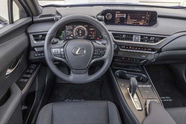 Lexus UX300 e kabine