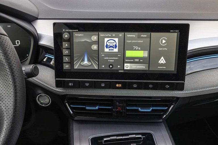 Skærmen i midten kan bl.a. vise Apple CarPlay eller Android Auto