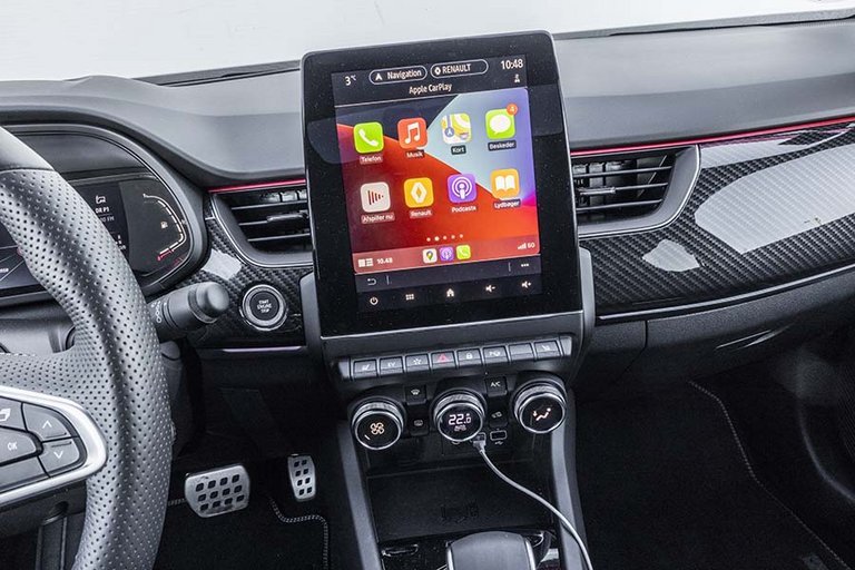 Skærmen i midten kan køre både Apple CarPlay og Android Auto