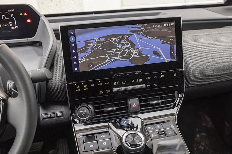 Skærmen i midten kan give et hav af informationer om kørslen, ligesom der er indbygget navigationsanlæg med danske menuer og dansk tale. Der er desuden trådløs Apple CarPlay og Android Auto til rådighed.