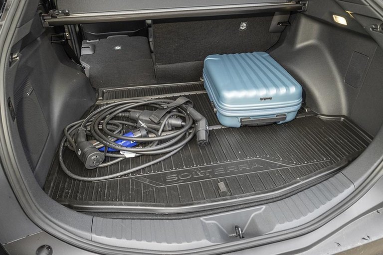 Subaru Solterra er ikke udstyret med en frunk til opbevaring af ladekabler, og det betyder, at man ofte vil opleve at have dem liggende og flyde i bagagerummet. Der er dog et lille rum under gulvet.