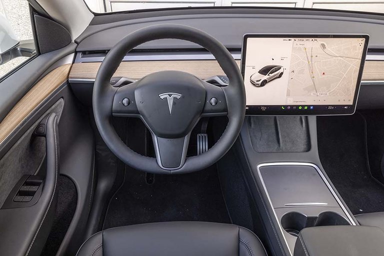 Tesla Model Y Performance kabine