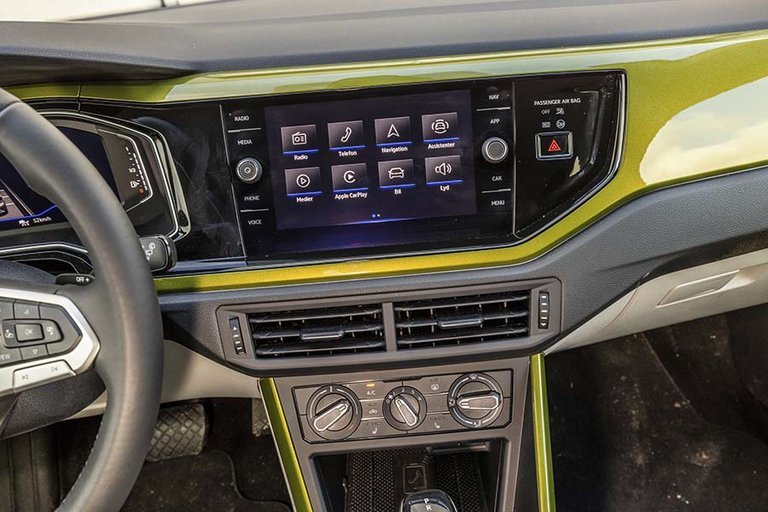 Der er en 8”-trykfølsom skærm med trådløs forbindelse til Apple CarPlay og Android Auto. 