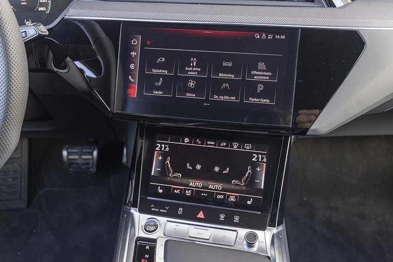 Skærm i kabinen i en Audi Q8 e-tron