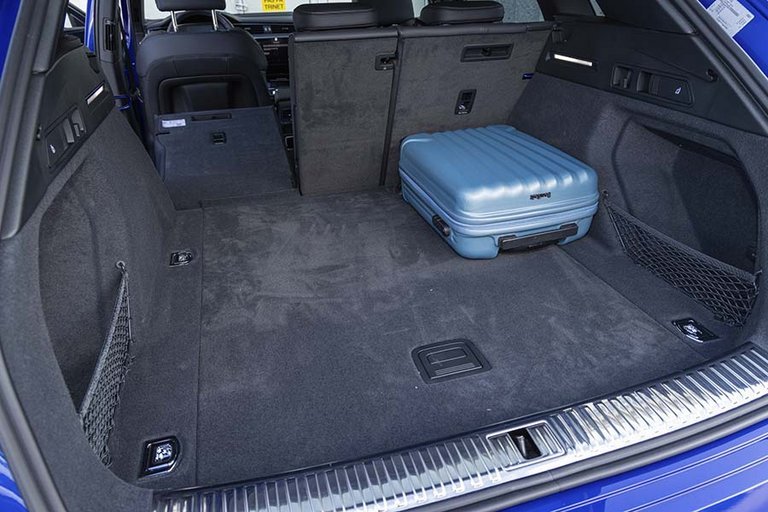 Bagagerum i Audi Q8 e-tron med blå kuffert