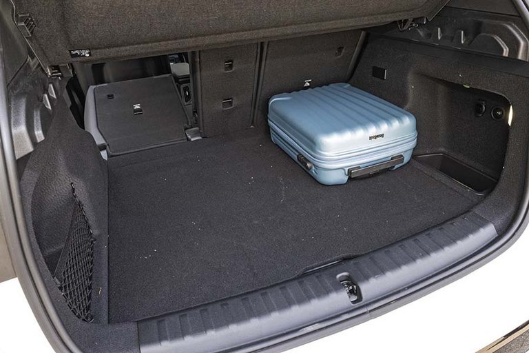 Bagagerum i en BMW X1 med blå kuffert