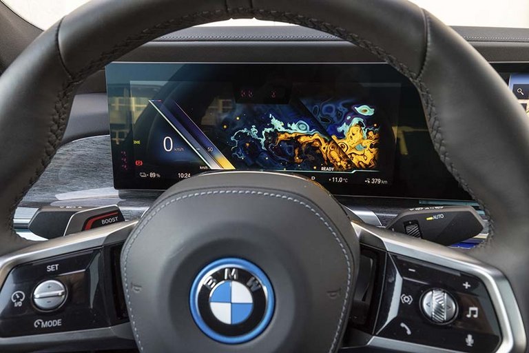 Farverigt mønster i instrumenthuset på en BMW i7