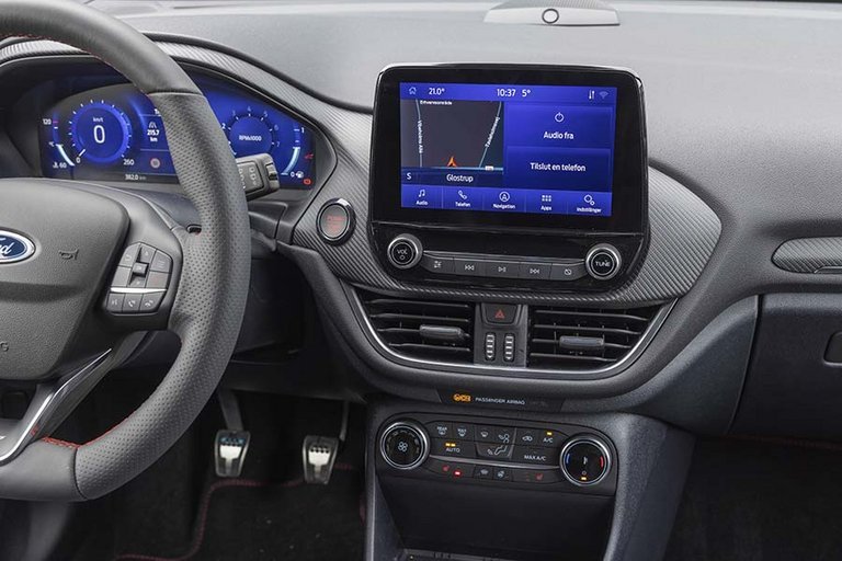 Stor skærm i midten af instrumentbrættet på en Ford Fiesta ST-X