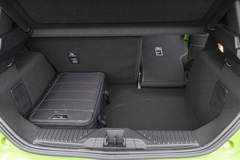 Bagagerum med sort kuffert i en Ford Fiesta ST-X