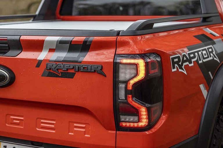 Bagenden af Ford Ranger Raptor er prydet med mange mærkater