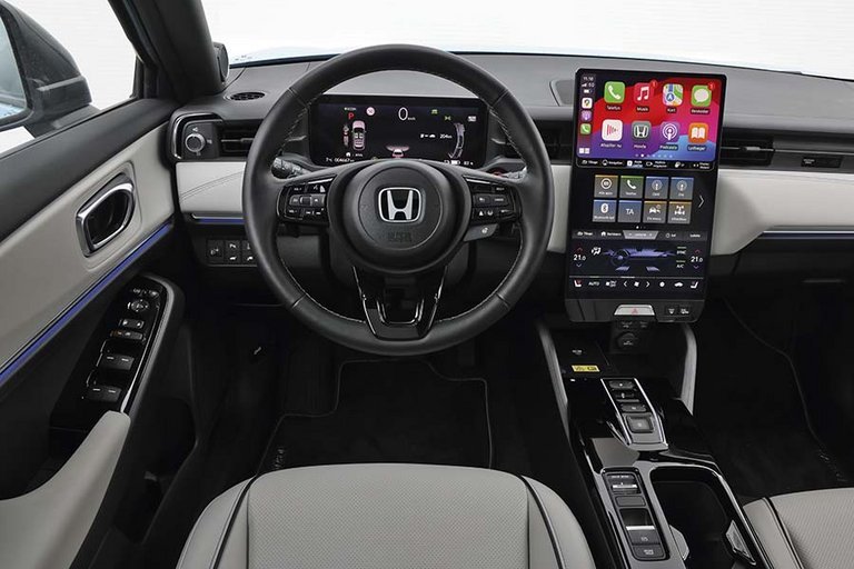 Kabinen i en Honda e:NY1 elbil med stor skærm
