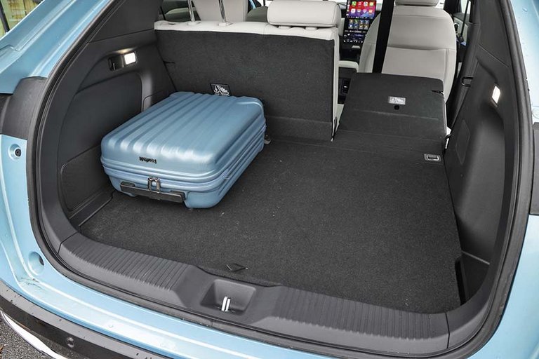 Bagagerum med blå kuffert i en Honda e:NY1.