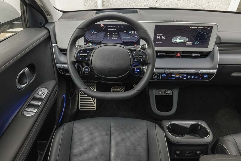 Kabine med stor skærm i elbilen Hyundai Ioniq 5