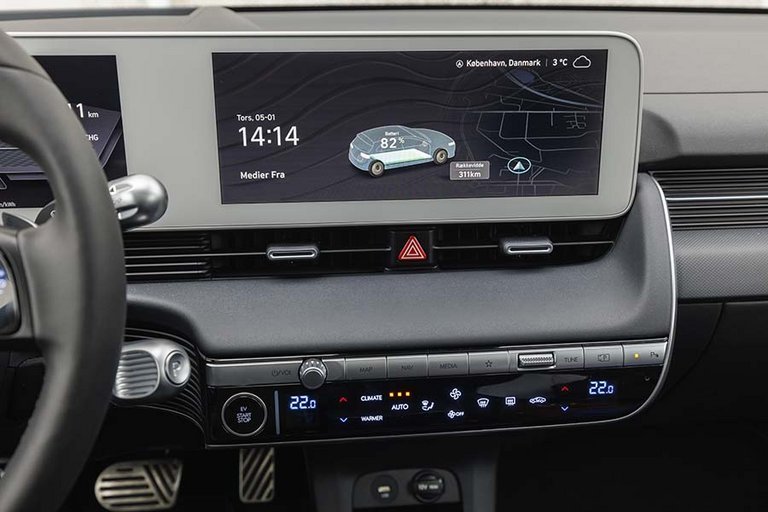 Stor touchskærm i midten af kabinen i Hyundai Ioniq 5