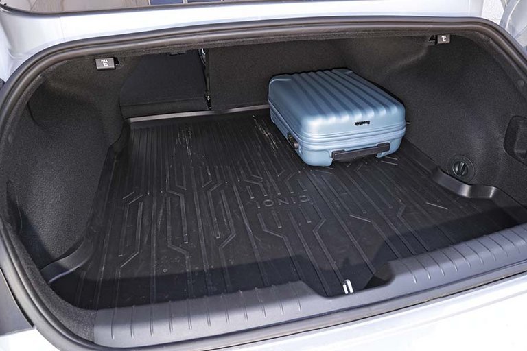 Bagagerum med blå kuffert i en Hyundai Ioniq 6