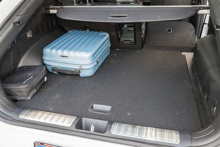 Bagagerummet i Kia EV6 GT med en blå kuffert